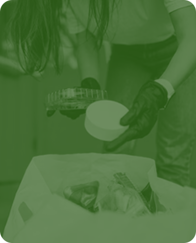 Triagem manual e mecanizada, com mesas, esteiras e prensas hidráulicas;