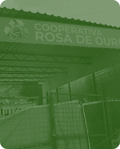 Pátio de manobra para caminhões e utilitários utilizados na coleta.