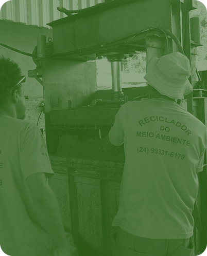 Triagem manual e mecanizada, com mesas, esteiras e prensas hidráulicas;